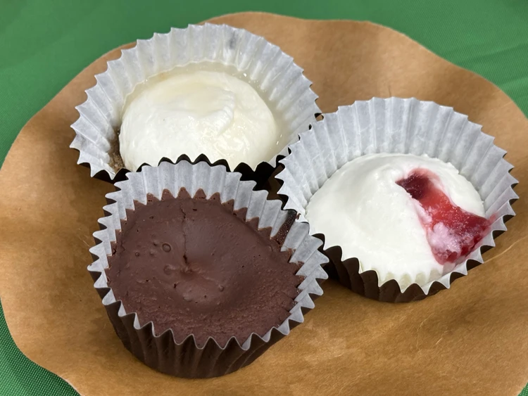 ナッシュ　nosh デザート　「レアチーズケーキ〜いちごソース〜」 「レアチーズケーキ〜あまさけソース〜」 「フォンダンショコラ」