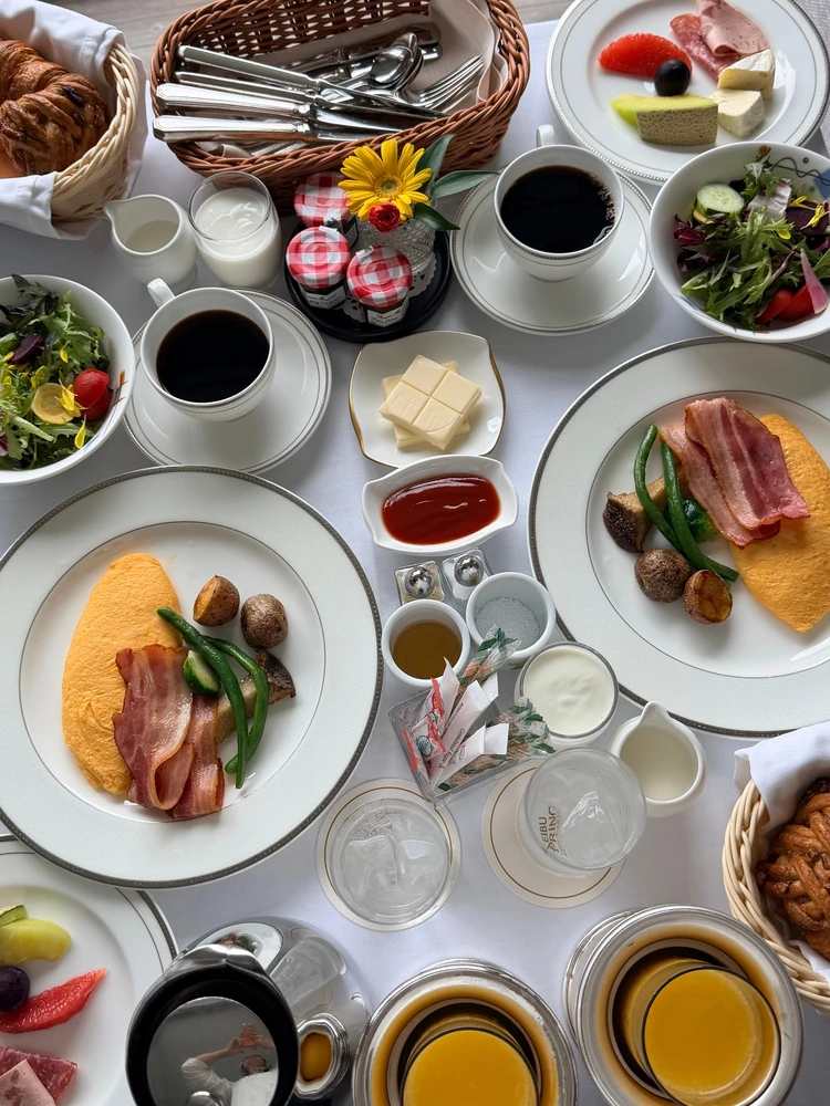 ザ・プリンスパークタワー東京のインルームダイニングで食べる朝食。オムレツやコーヒーが写っている。