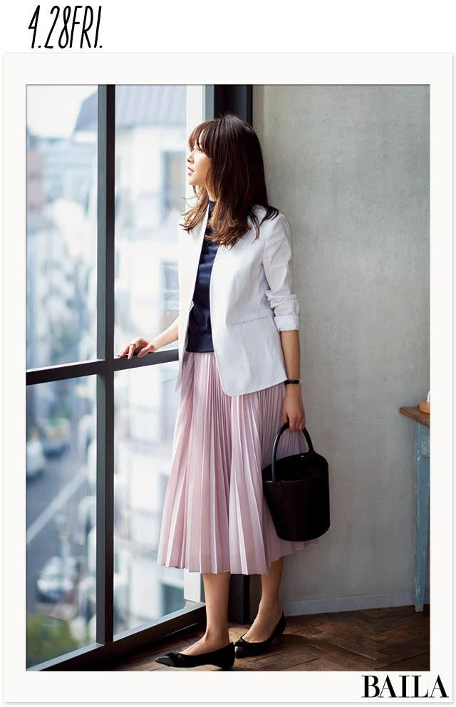 白ジャケット×プリーツの好感度最強コンビで勝負をかける！_1