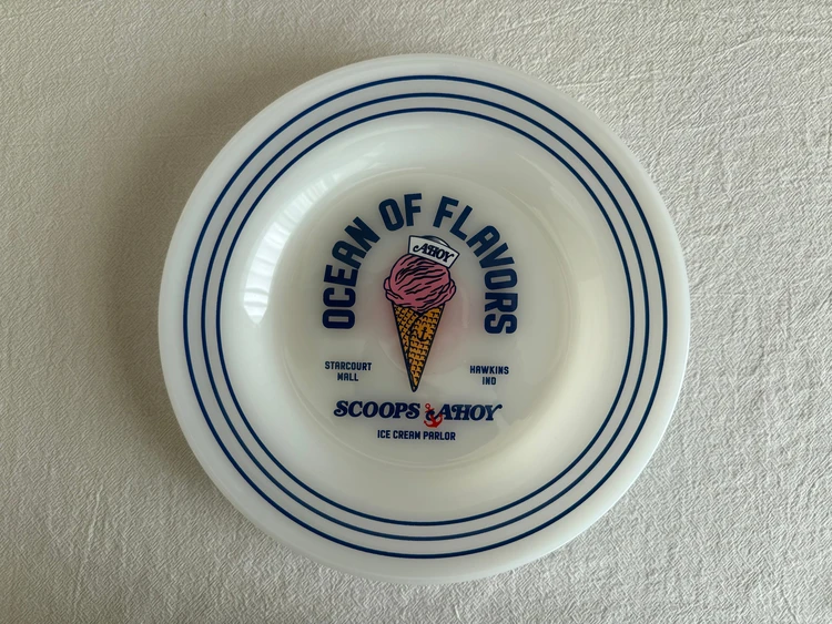 ストレンジャーシングス×スリコ プレートの表面