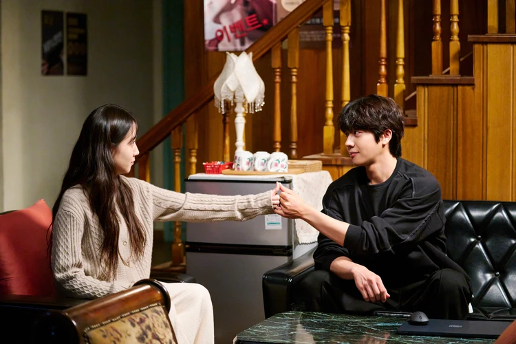 無人島のディーバ モクハ(パク・ウンビン)とボゴル(チェ・ジョンヒョプ)の2ショット