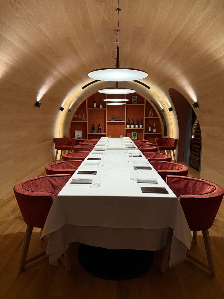 OTTO SETTE　内観はワインカーヴをイメージ