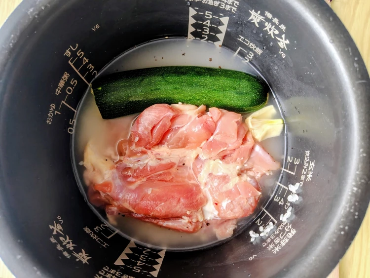 工程少なく超簡単！長谷川あかりさんレシピ「まるごとチキン&ズッキーニの炊き込み」を作ってみた！_3