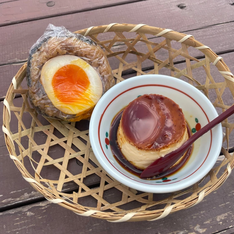 岡本屋売店の地獄蒸しプリンと地獄おにぎり