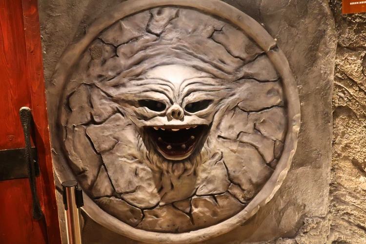 【新橋】潜入！地球人なら行きたい!?「怪獣酒場」が意外と本格グルメで虜に。【ランチも】_3_1