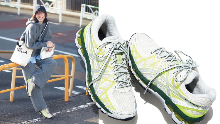 ネオンカラーの「アシックス」スニーカーで、リラクシーな休日コーデをスタイリッシュに格上げ!