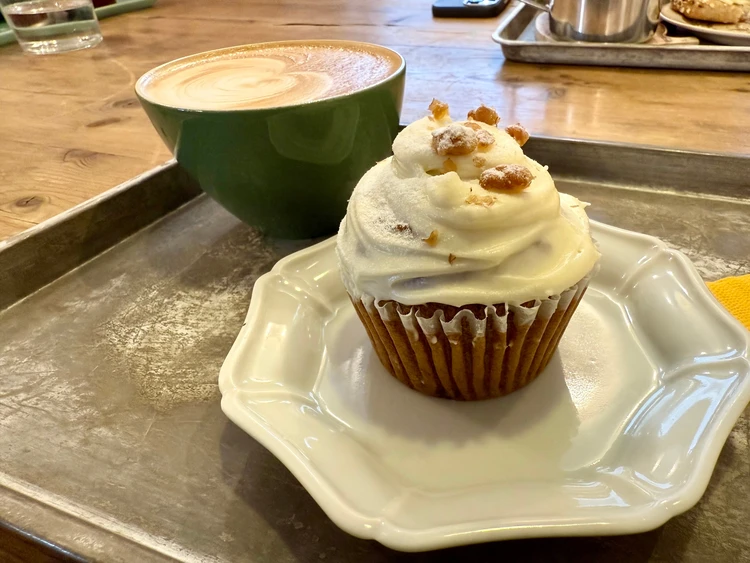 Sunday Bake Shop のキャロットケーキとカフェラテ