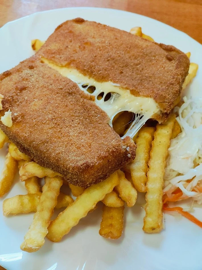 ブラチスラバ 名物料理 チーズフライ