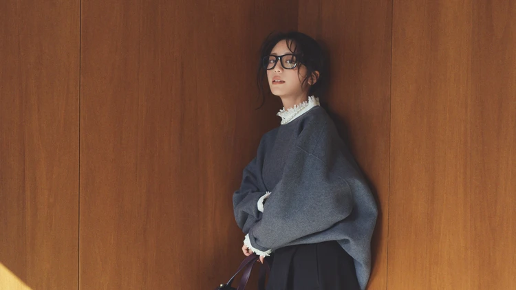 【スラックスコーデ】構築的なフォルムで魅せる、一歩差がつく黒パンツ【BAILA今日のコーデ】