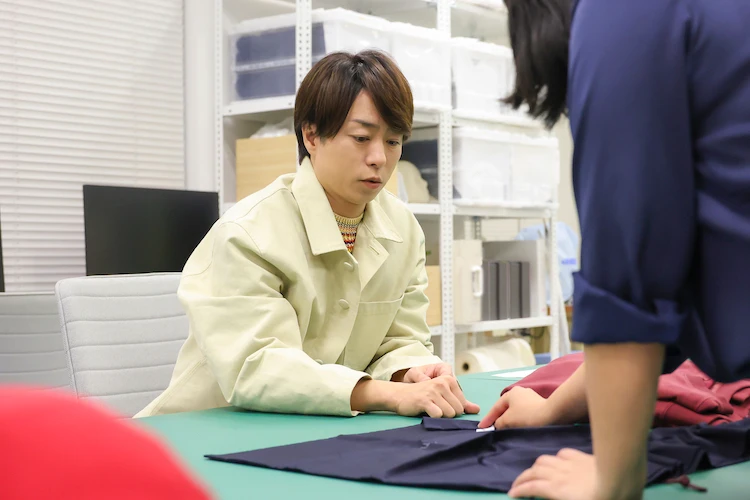 「BAKUNEスウェット上下セット（櫻井翔コラボモデル）」開発風景の櫻井翔さん