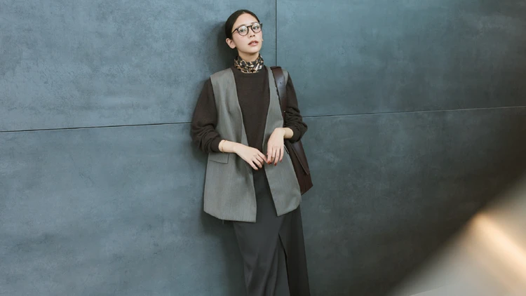 同系色レイヤードですっきり!冬まで素敵に着こなす「ジレ」コーデ3選