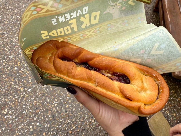 ファンタジースプリング　オーケンのオーケーフードのフッフーブレッドを持った写真