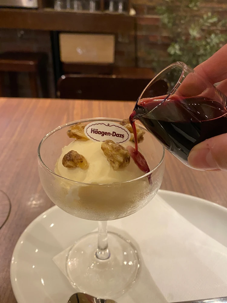 アイスに赤ワインをかけている