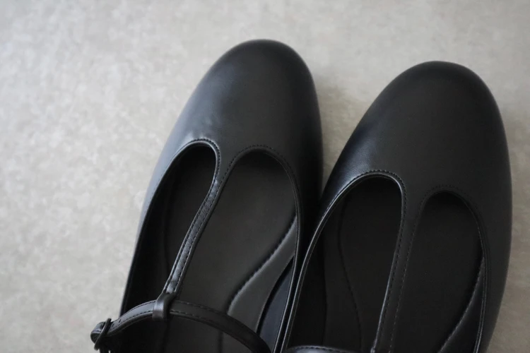 UNIQLO ユニクロ　シー　新作 Tストラップ バレエシューズ 秋　ファッション　フラットシューズ　合皮