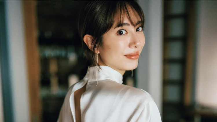 「大人の肌見せ」のさじ加減って? スマートな色気を出す“背中見せ”の取り入れ方