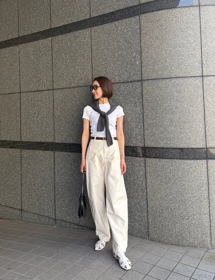 白Tとホワイトパンツを合わせたオールホワイトコーデ。