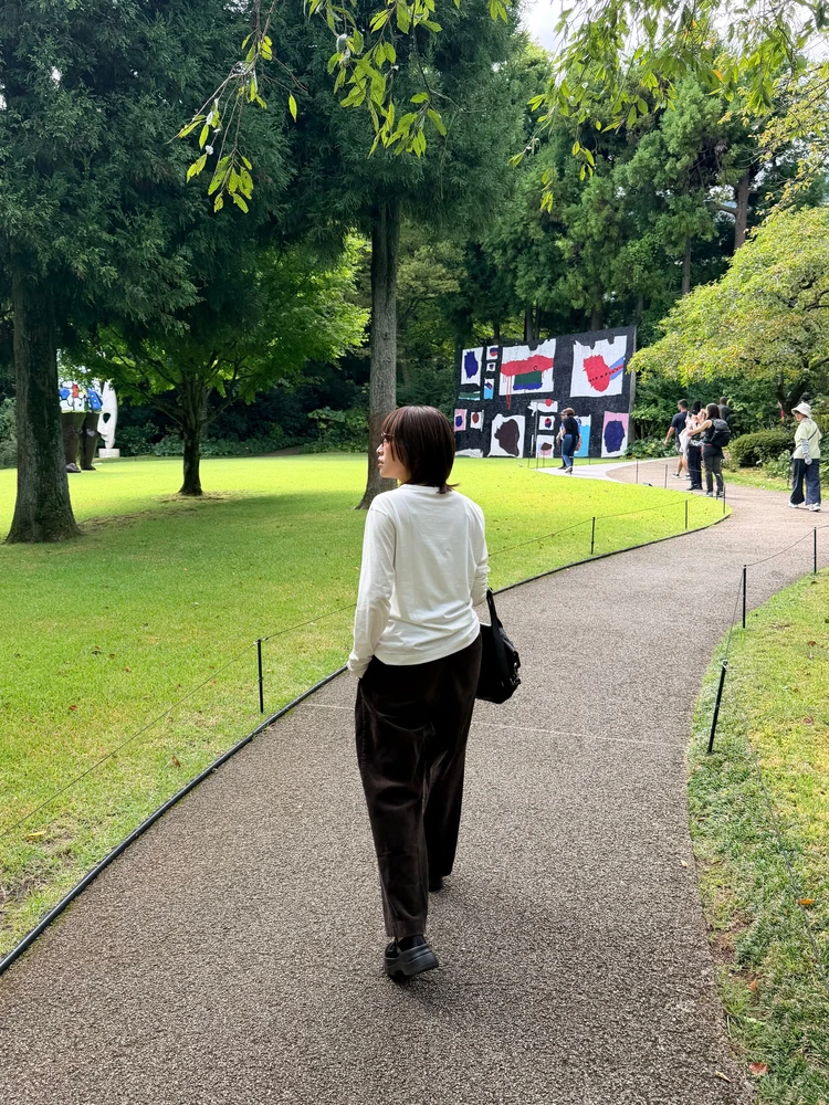 コーデュロイパンツと白Tの後ろ姿ショット。リラックス感のあるシルエット