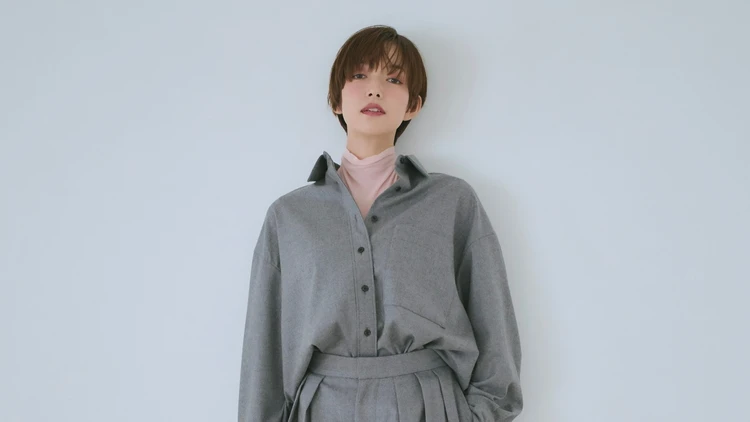 【グレー×ピンク レイヤードコーデ】透けパステルをインにきかせるだけで着こなし鮮度が急上昇【BAILA今日のコーデ】