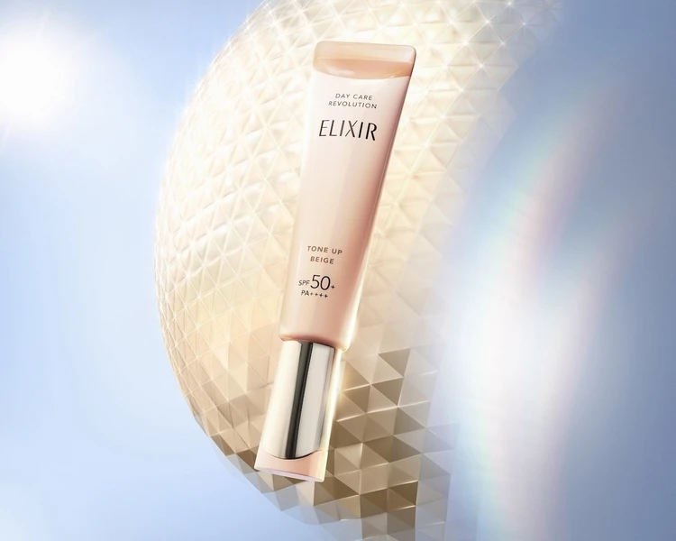 【エリクシール】塗った瞬間、肌が“ご機嫌”に見えると話題！　新色「ピュアベージュ」の底力