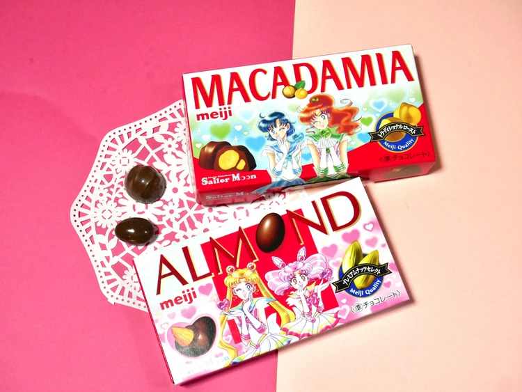 明治　アーモンドチョコレート マカダミアチョコレート　美少女戦士セーラームーンコラボパッケージ