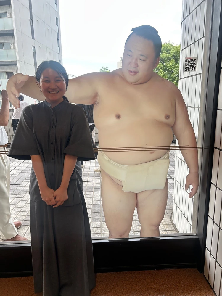 2階のガラス扉にいる力士たちのフォトスポット