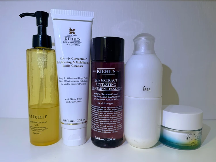 肌診断100%を支える夜のスキンケア・ラインナップ。アテニアのクレンジングオイル、キールズのスクラブ洗顔DS クリアリーブライト、IPSA ME 8番、ソフィーナ深夜浸透クリーム。