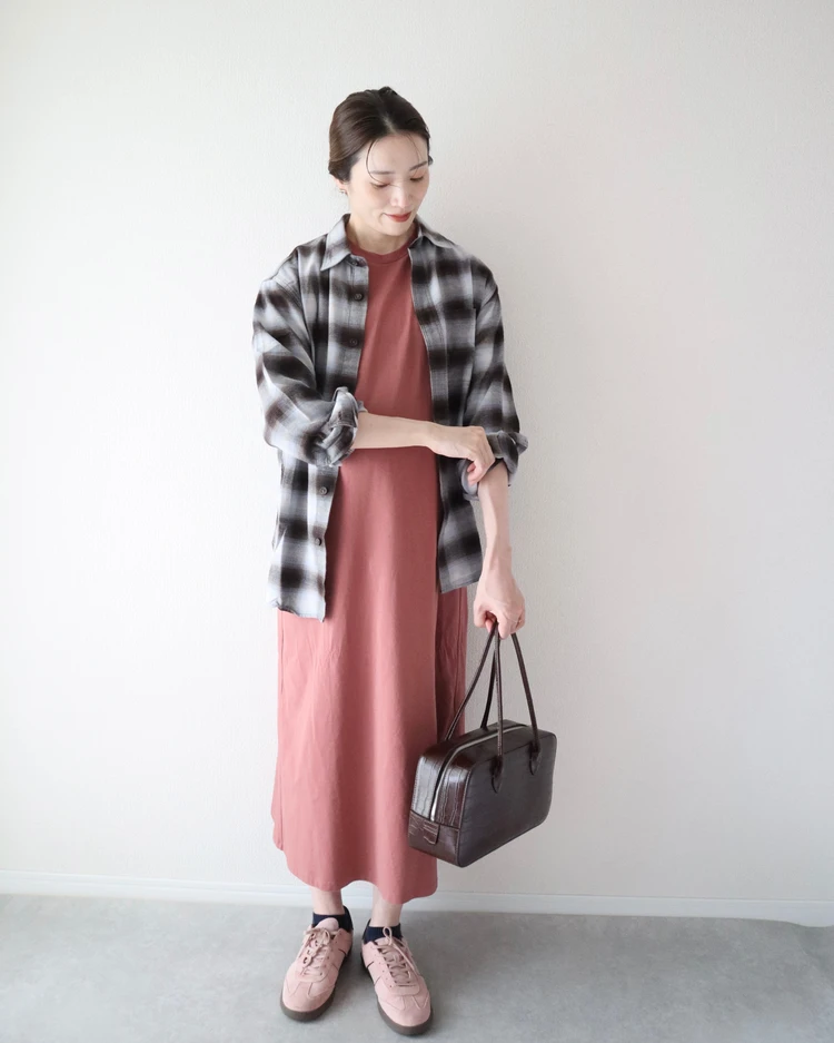 ZARA ザラ　カラー　スニーカー　ピンク　ブラウン　30代　おすすめ　コーデ　休日　トレンド　ワンピース　シャツ　羽織