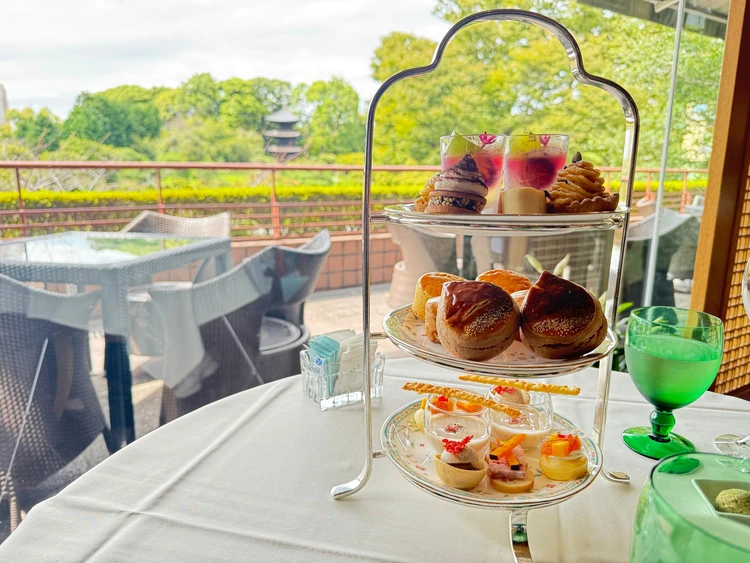 大きな窓から庭園を望めながらアフタヌーンティー