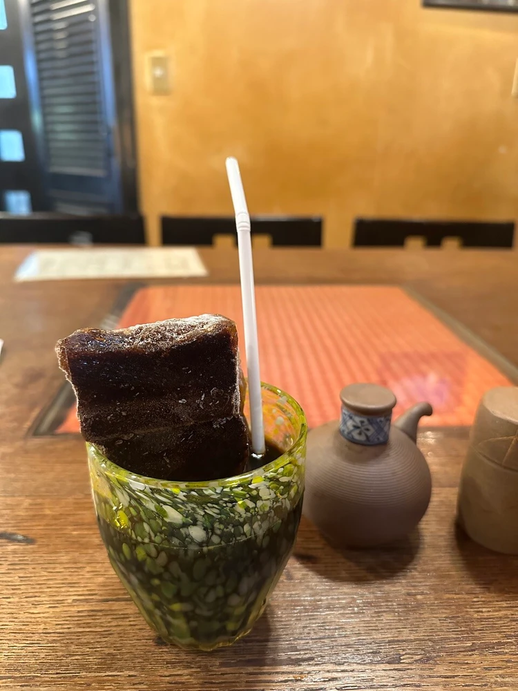氷がコーヒーになっています