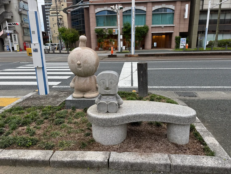高知観光 高知旅行おすすめ 高知ドライブ 高知おすすめ ドキンちゃんと食パンマンのモニュメント 高知駅周辺アンパンマン