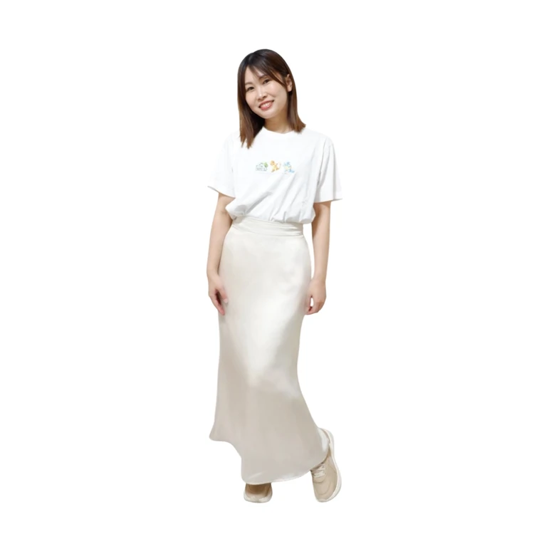 ユニクロポケモンTシャツと白のサテンスカートと合わせている写真