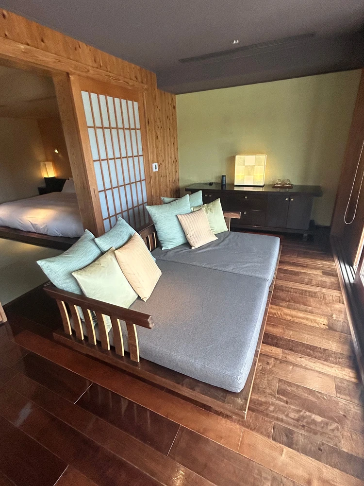 お昼寝できるほど座面の広いソファ