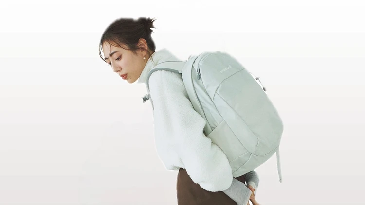 【大人リュックコーデ】ニュアンスカラーでコーデになじませて【BAILA今日のコーデ】