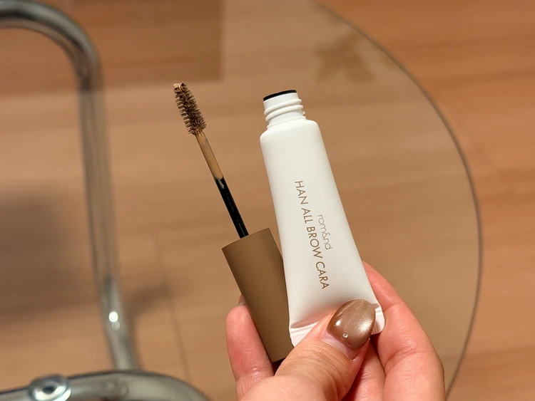 ロムアンドハンオールブロウカラのアプリケーターを手に持った写真