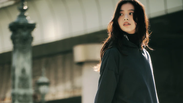 デスクワークにも女子会にも♡カジュアルなスウェットは、ツヤスカートでドラマチックに盛る!