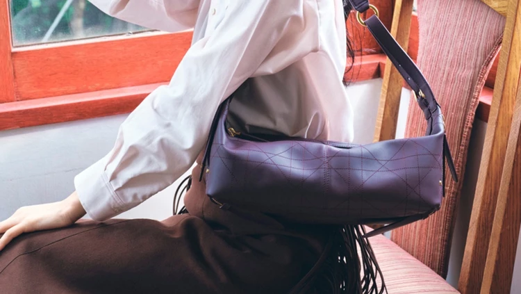【DIOR(ディオール)】貴島明日香が選ぶ“一生もの”ミニバッグ。上品さが際立つ【おすすめハイブランドバッグ＆小物7選】