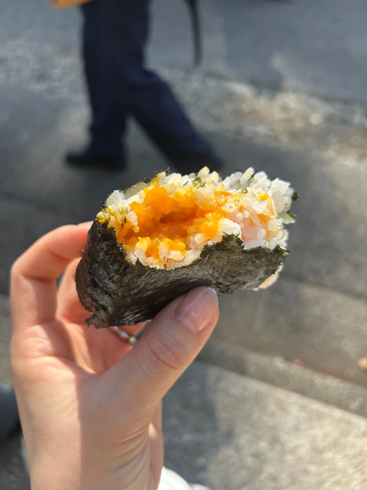 一汁おにぎり一粒万福新宿御苑店の卵黄醤油漬けおにぎり。お米の粒が立ったふっくらとしたおにぎりと、濃厚な卵黄の具材。