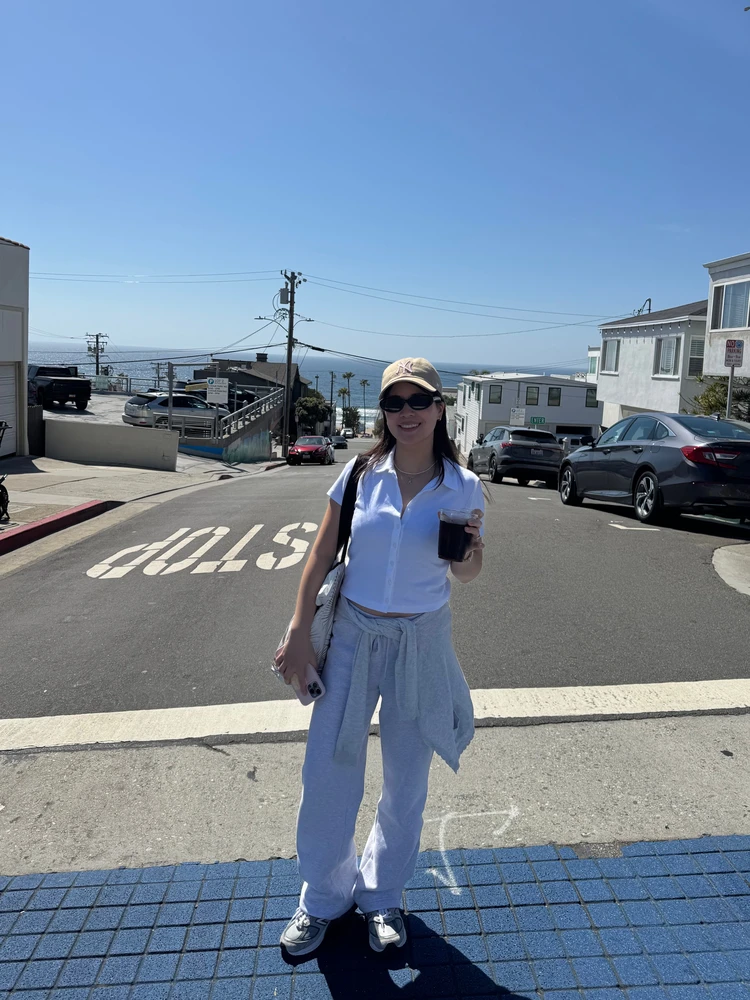 Gentle Monsterのブラウンサングラスを合わせたフライトコーデ。マンハッタンビーチにて。