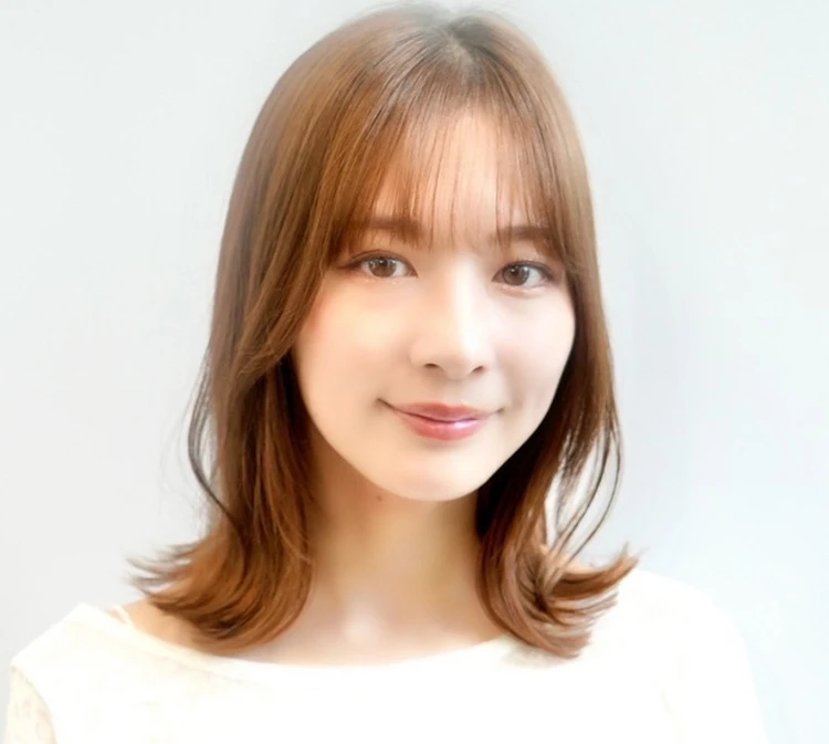 30代　髪型・ミディアムの正面
