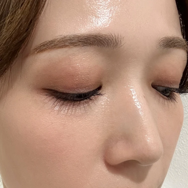 SUQQU シグニチャー カラー アイズ 15 凛覗をまぶたに塗った仕上がり