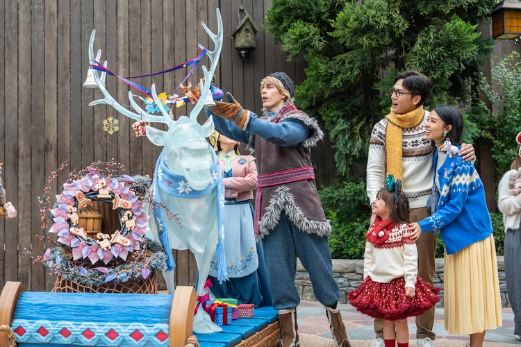 香港ディズニーランド・リゾート:「ワールド・オブ・フローズン」でサプライズを準備するクリストフ