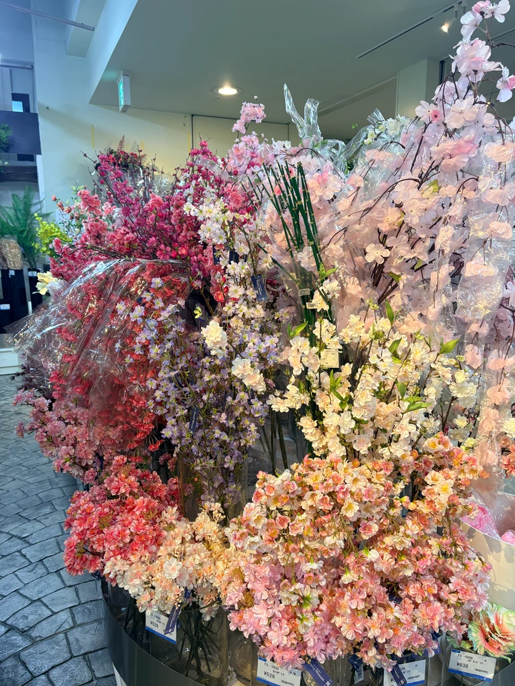 色とりどりの花材がたくさん…！