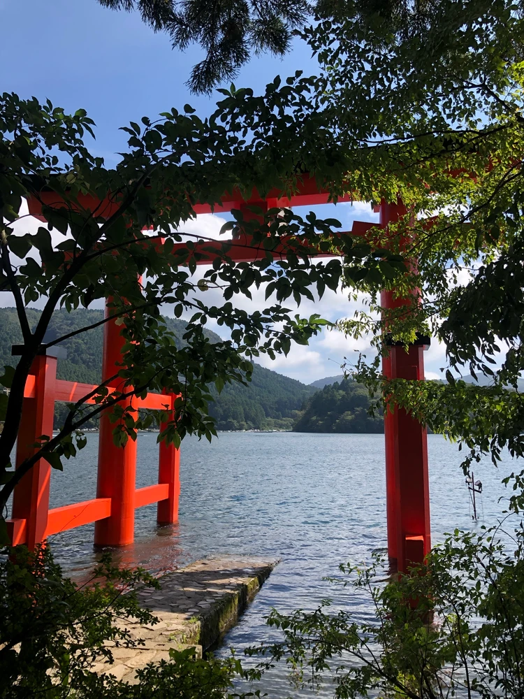 箱根神社 平和の鳥居を横からとった写真