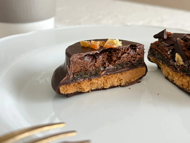 サブレとガナッシュやスポンジをチョコレートでコーティングしたクリオロのディスカバリー・ショコラ断面