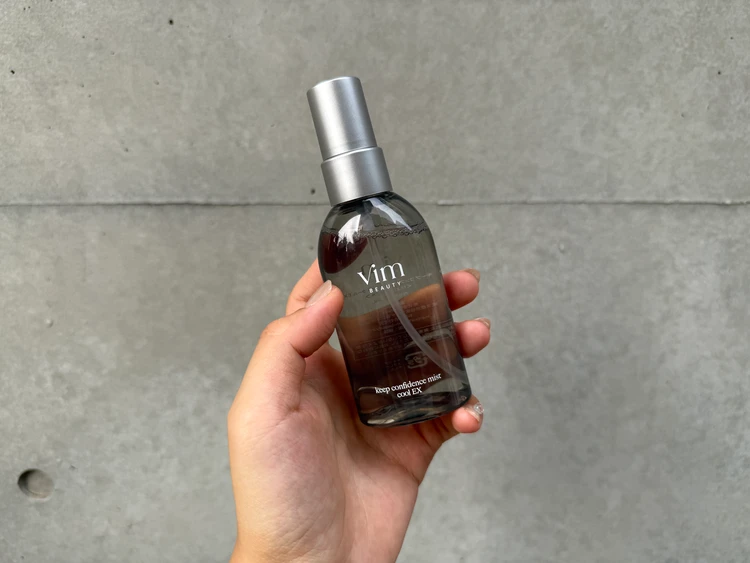 vim BEAUTY キープコンフィデンスミストを手に持った写真