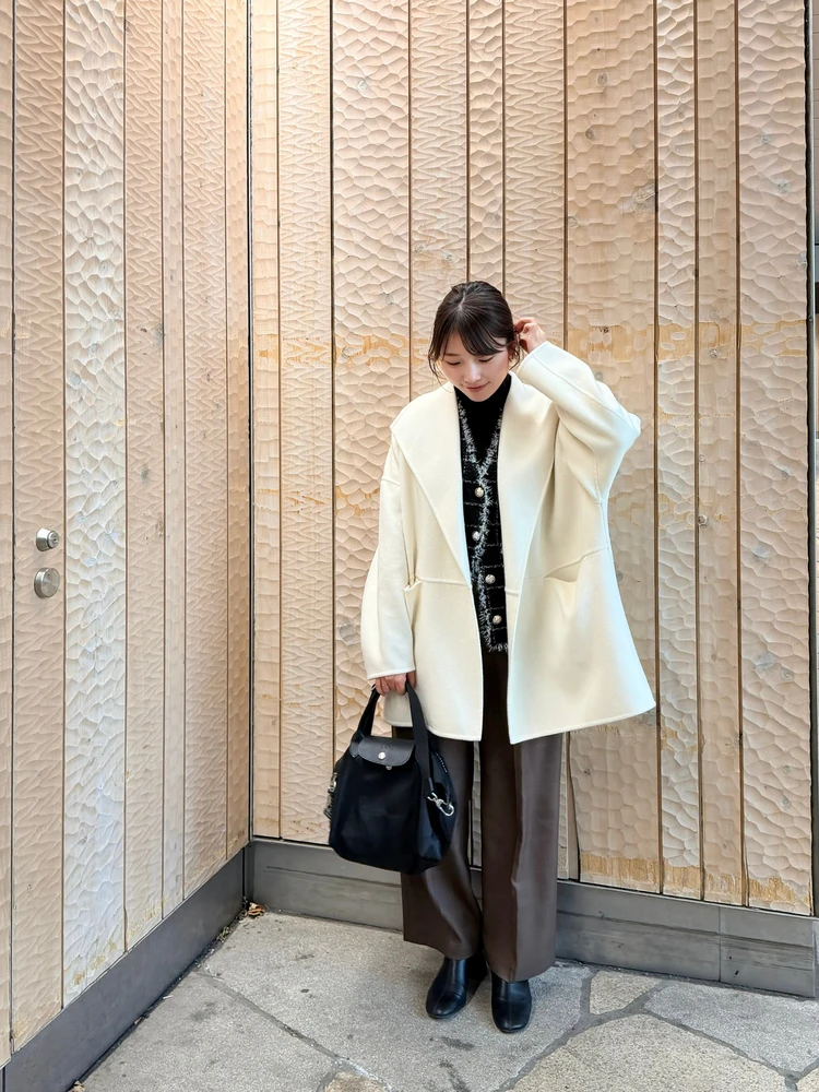 TONAL×貴島明日香のマルチセットアップのパンツにホワイトのコートを合わせたコーディネート