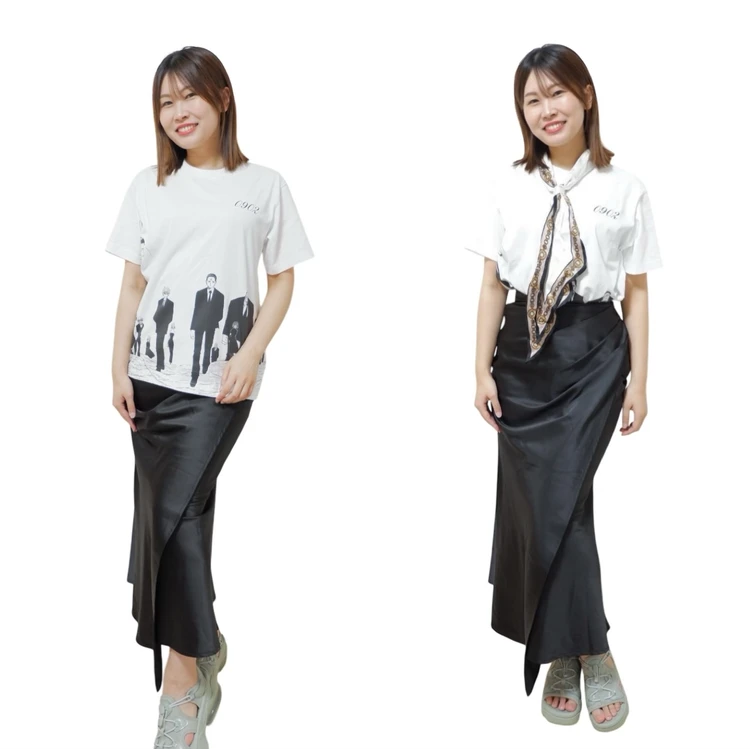 ユニクロHUNTER×HUNTERのTシャツを黒のサテンのスカートと合わせている写真