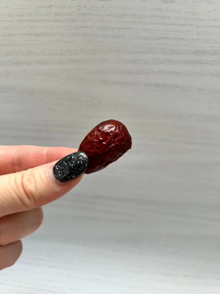 低温真空調理で仕上げたドライなつめ。自然な甘さとカリッとした食感が特徴の薬膳おやつ