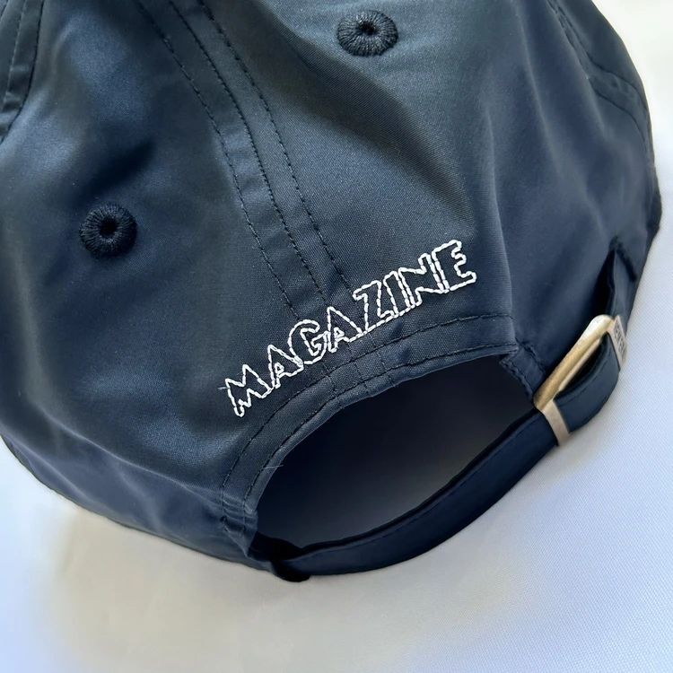 THIRD MAGAZINE×NEW ERAの黒いキャップ、バックに刺繍されたMAGAZINEロゴ