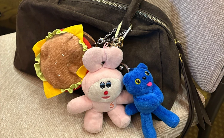 『FEILER（フェイラー）』のハンバーガーチャームがボリューミーで可愛い！【エディターズピック】